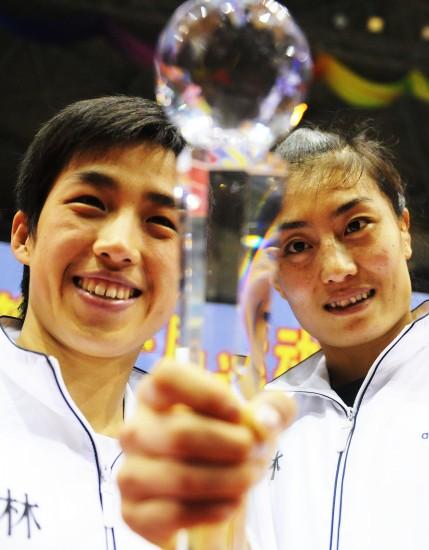 武术散打 全运会女子武… 正文   5月10日,吉林选手鄂美蝶(左)和李响