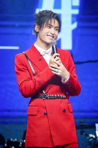 张哲瀚唱歌图片:lp真好看~唱歌也好听