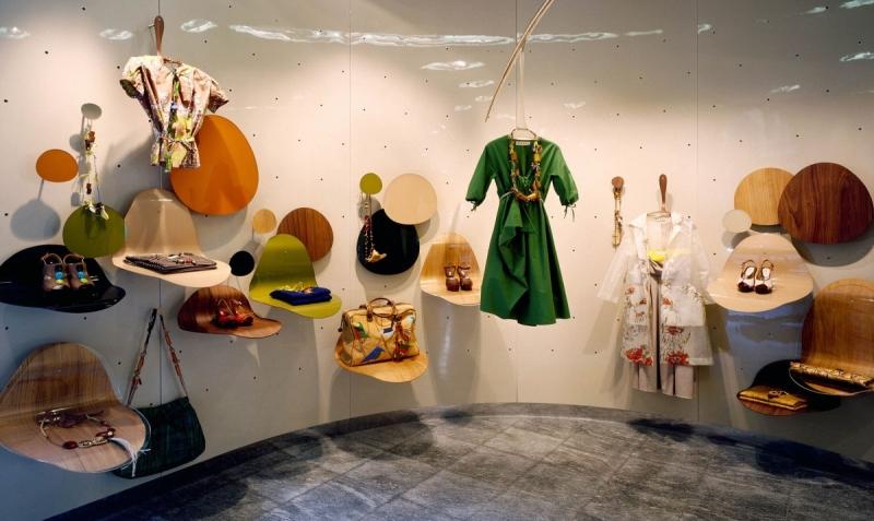 零售空间概念店设计_品牌橱窗,橱窗陈列,实木衣帽架,商品陈列【旅行箱