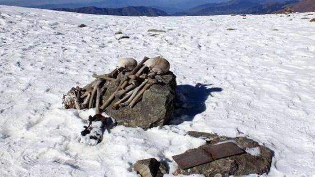 喜马拉雅山到底怎么了?冰雪融化后,一湖泊中出现数百具尸体