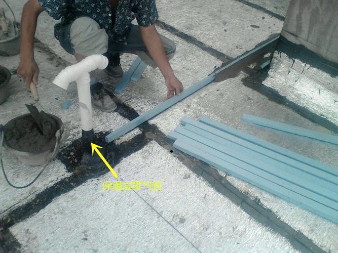 顶楼保温层没做排气系统 !