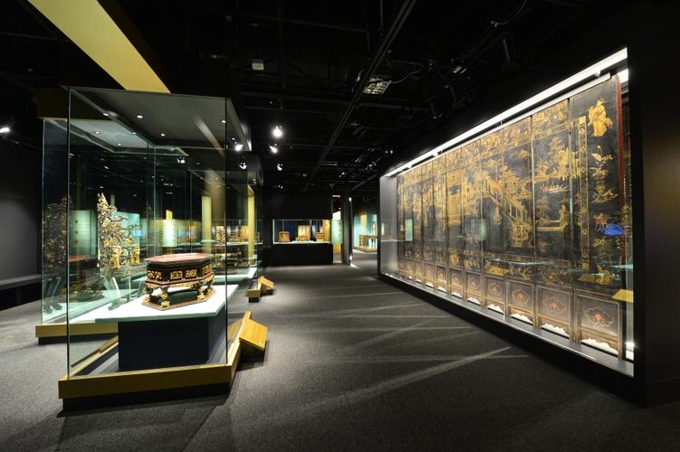 广东省博物馆的潮州木雕藏量丰富,门类齐全.