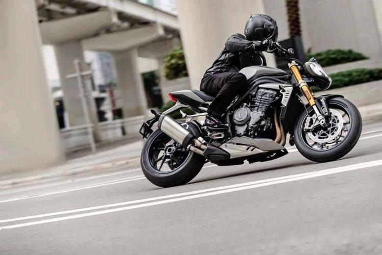 凯旋摩托发布新型街车speedtriple1200rs