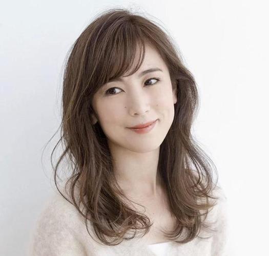 40岁女人别轻易剪短发!看这几方面确定头发长度,更有气质
