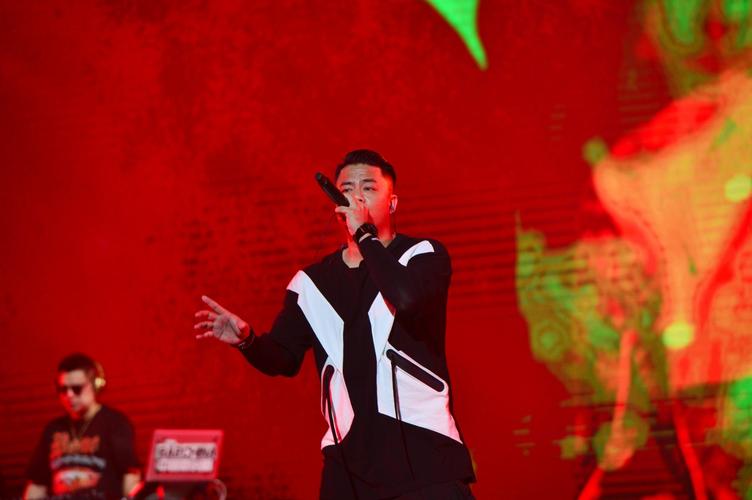 此次在"爱奇艺尖叫之夜"中,jason与其他人气说唱歌手不同,他演唱了一