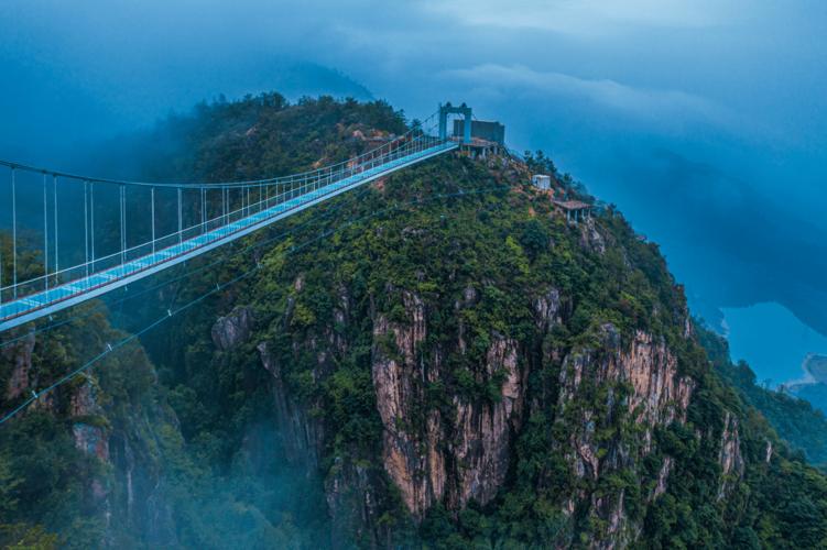 10月1日,天台山大瀑布(琼台仙谷)景区正式启用"会仙桥"