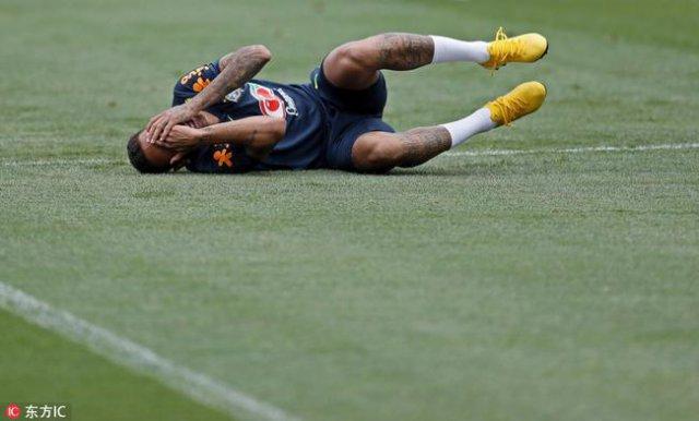 内马尔训练捂脸   痛苦打滚