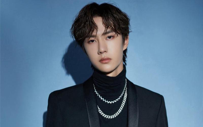 王一博帅气黑色服装时尚诱人写真