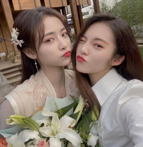 许佳琪与闺蜜合照,两人如同一个模子刻出来的,芭比眼太过惊艳