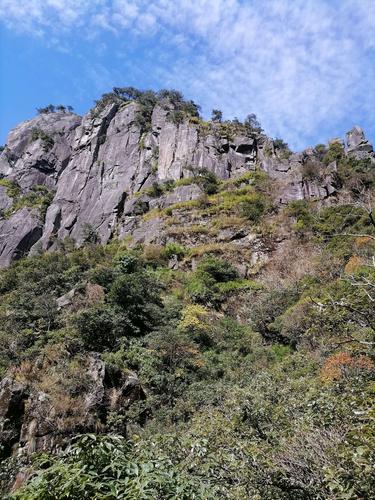 远处,奇山兀立,苍翠峭拔