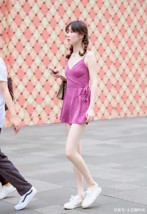 街拍:穿裙子展示个性与品位的美女,秀出了柔美靓丽的感觉