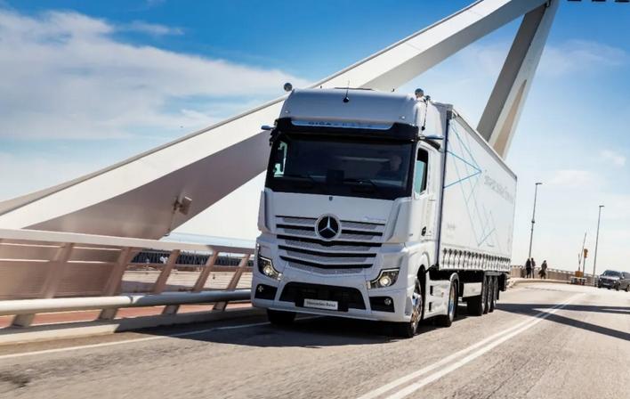 梅赛德斯奔驰成都卡车中心揭幕第五代阿克托斯公路牵引车登陆