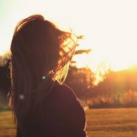 女生背靠墙坐地上动画头像_沉默是最美的天籁 意境女生头像