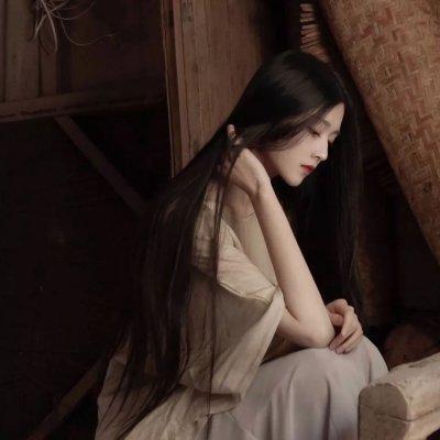 超拽女生头像拿烟头像黑白