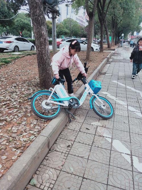 我扶起倒下的共享单车,摆放在停车位里.