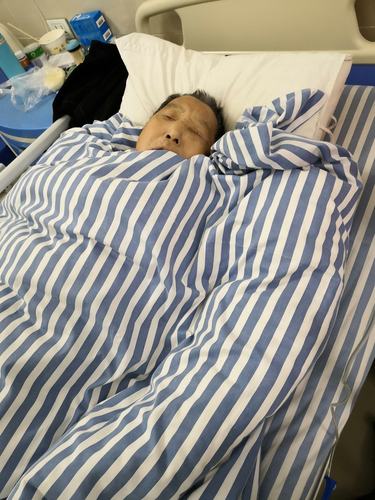 我拍了一张他的照片,昔日高大挺拔的爷爷,那时缩成一团,重度胃穿孔,多