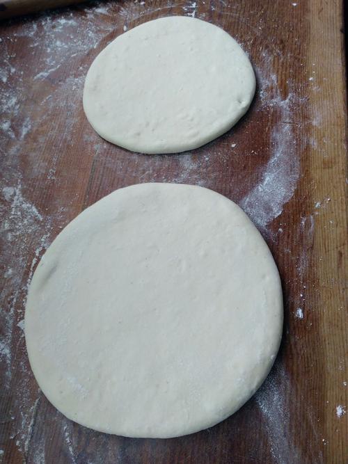 擀面团,圆圆的面坨,底大上小,大小要刚合适!