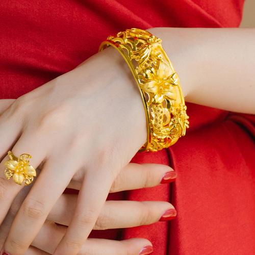 周大福 花月佳期十里红妆光沙百合龙凤足金黄金手镯