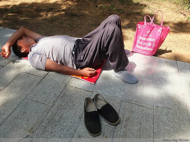 被拖欠工资生活窘迫老年农民工实况特摄