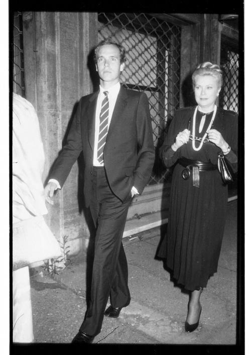 1982年53岁的王妃格蕾丝凯利和她24岁的儿子阿尔伯特王子在罗马