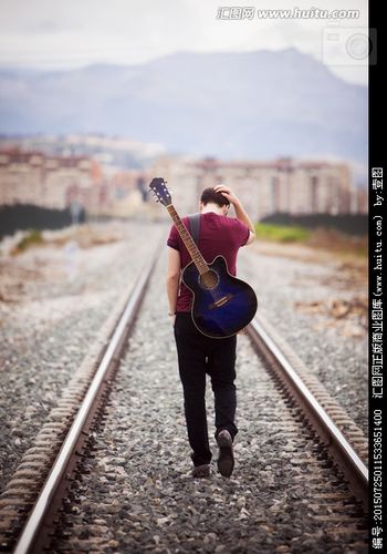 有没有什么图片有一个男生的背影,独自一人在走,其他就是风景的.