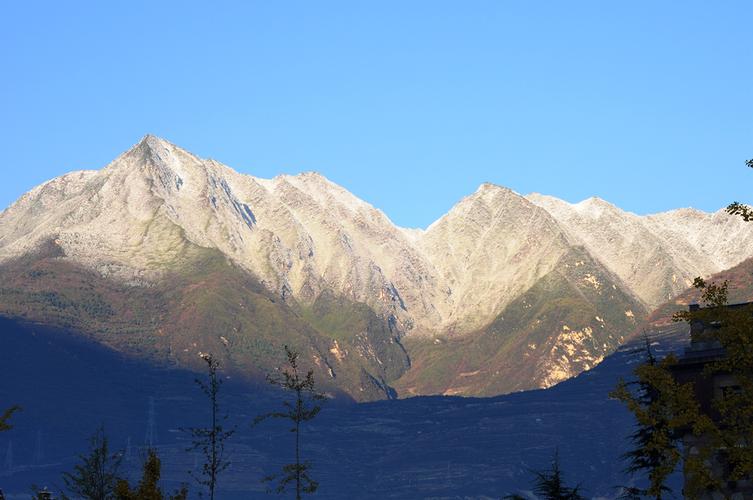 太阳照在山尖上