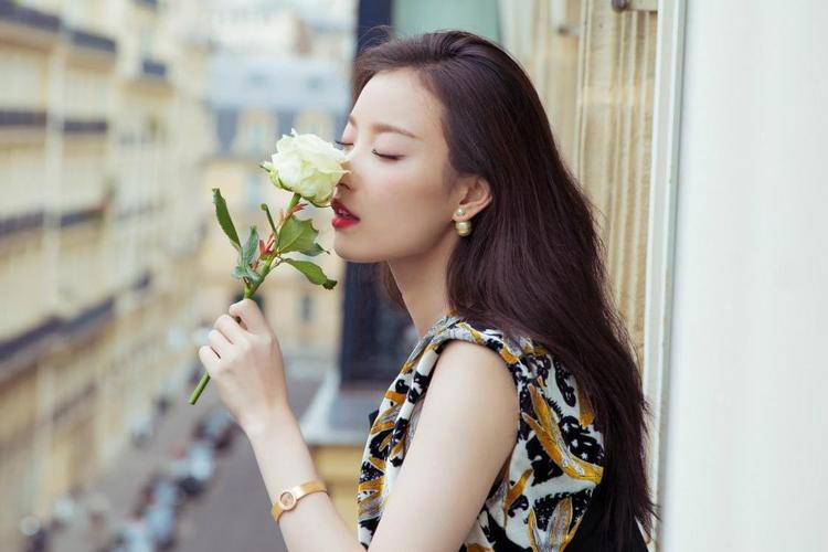 倪妮演绎复古英伦风!西装搭配金丝边眼镜,禁欲之美扑面而来!