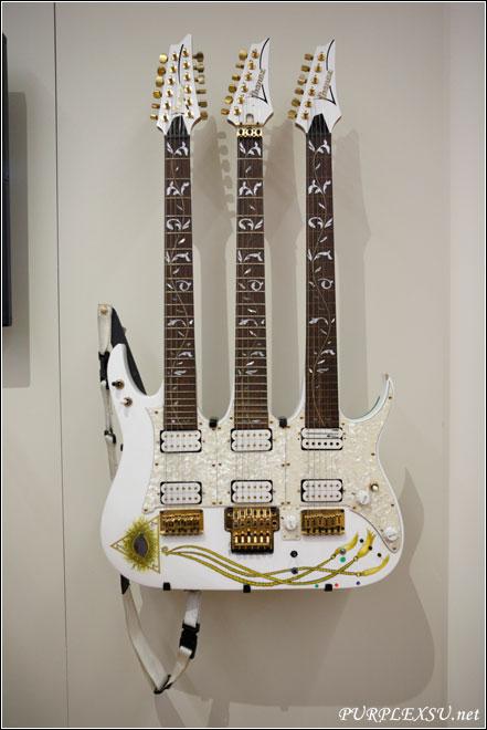 (吉他教父steve vai御用的三头电吉他.