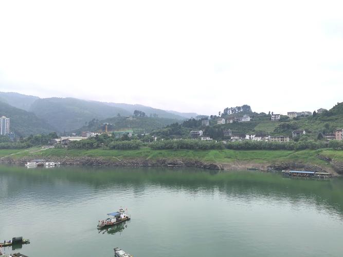 友友在酉水河边起舞