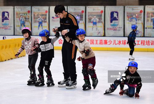 2018年12月27日,辽宁沈阳,沈阳举行"冰雪进校园"活动,孩子们走上冰场
