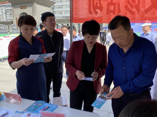 图为卢冬副县长,李新霞局长,刘海斌院长查看健康教育宣传资料.