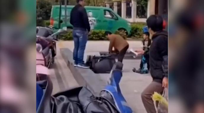 大妈疑不满小孩闹腾当街怒摔婴儿车