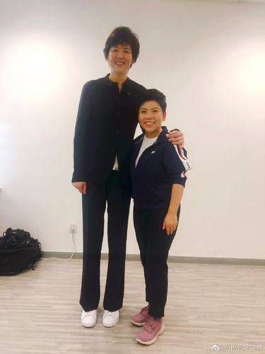 邓亚萍晒与郎平同框照不忘调侃:坐下来差不多高