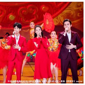李沁   央视元宵晚会,身着红色连衣裙演唱《团圆年》,长发束起甜美