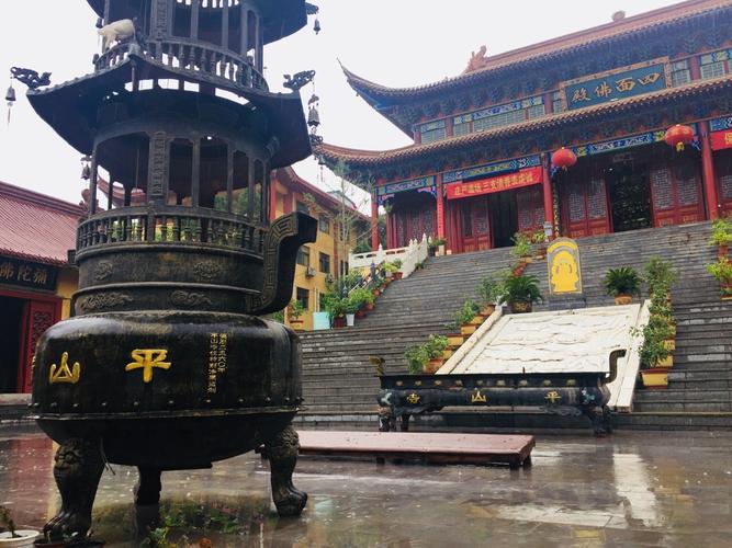 下午,小雨绵绵,佛学网一行人拜访徐州市平山寺