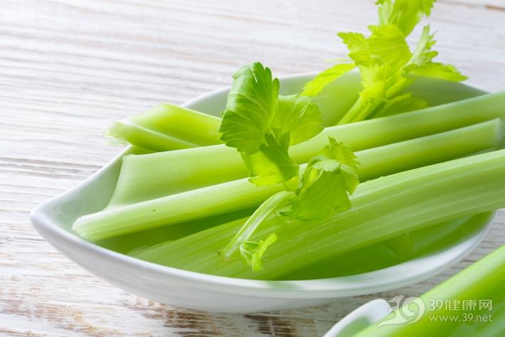 芹菜芹菜,可以帮你的牙齿进行"大扫除",减少牙齿患蛀牙的机会,粗纤维