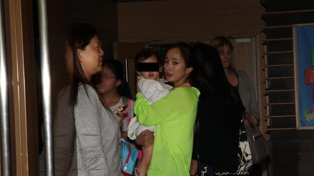 破"婚变"传闻 杨幂刘恺威贴心接送女儿上学