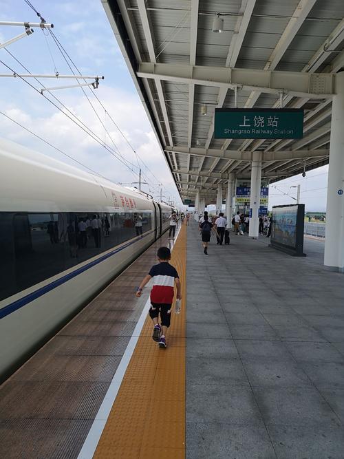 去黄山高铁直达车不多,我们在上饶转车.