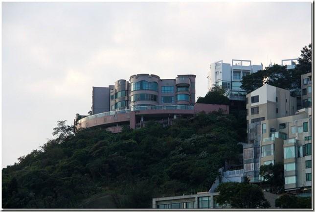 据说是成龙大哥的山顶豪宅,外表看上去也不过尔尔