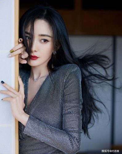 但是杨幂的身材比例却是非常协调,甚至可以被称为黄金比例.