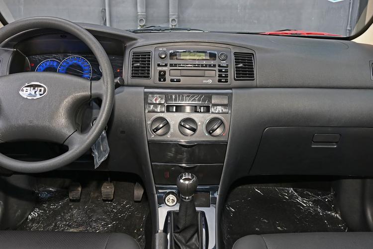 比亚迪f3的内饰布局简约大方,设计也符合年轻人的审美,中控按键的位置