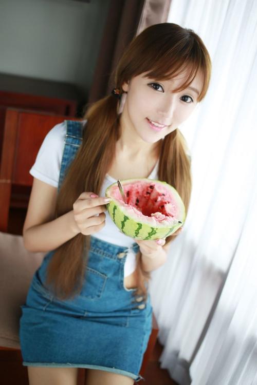 最爱学院派 居家型长发大眼萌妹写真