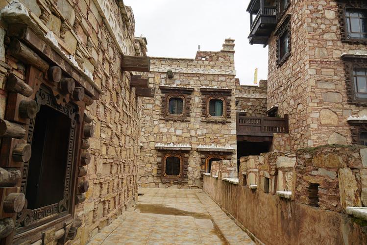 羌族官寨建筑,褐色的石头,木料用特定造型建筑而成.