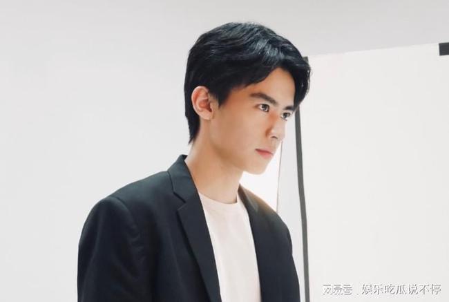 曾柯琅出演开端的卢笛因打扮怪异首个被怀疑是他吗
