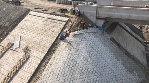 1,b匝道跨通启桥19#桥台锥坡六角块安装.