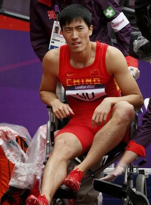 2012年伦敦奥运会,110米栏预赛,刘翔腿复发,右脚跟腱断裂.