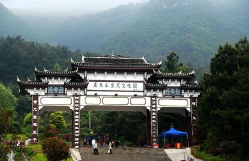 紧靠丹寨县城的龙泉山