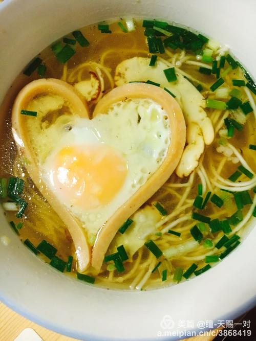 周日,美美的爱心鸡蛋面和鲜香嫩滑的虾滑面条
