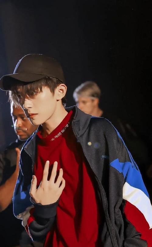 易烊千玺壁纸:好看到炸裂啊!这是什么神仙颜值!太美了