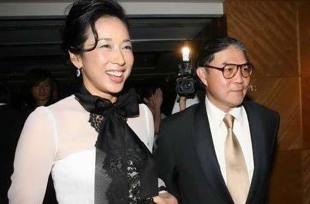 霍启刚母亲朱玲玲被偶遇挽现任老公逛街对方啤酒肚明显差距大